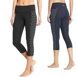 Athleta Eyelet Chaturanga High Rise Black Capri Leggings - Sz M